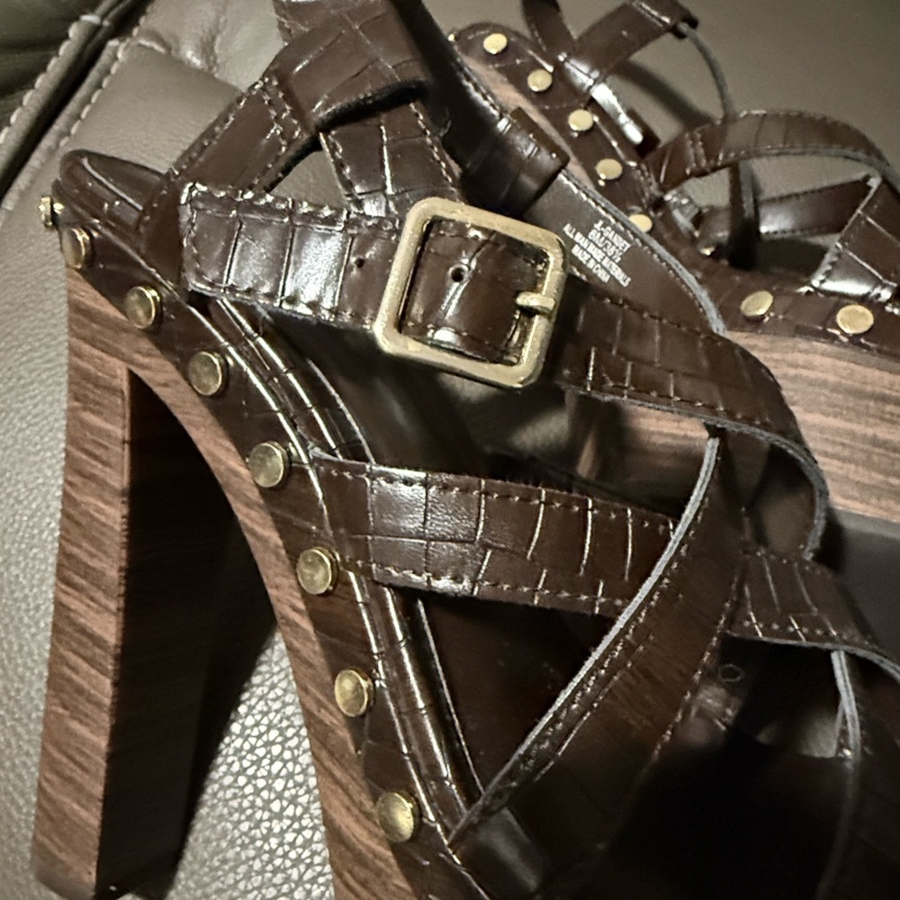 JLO Crocodile Embossed Strappy Platform Sandals - Picture 5 of 7